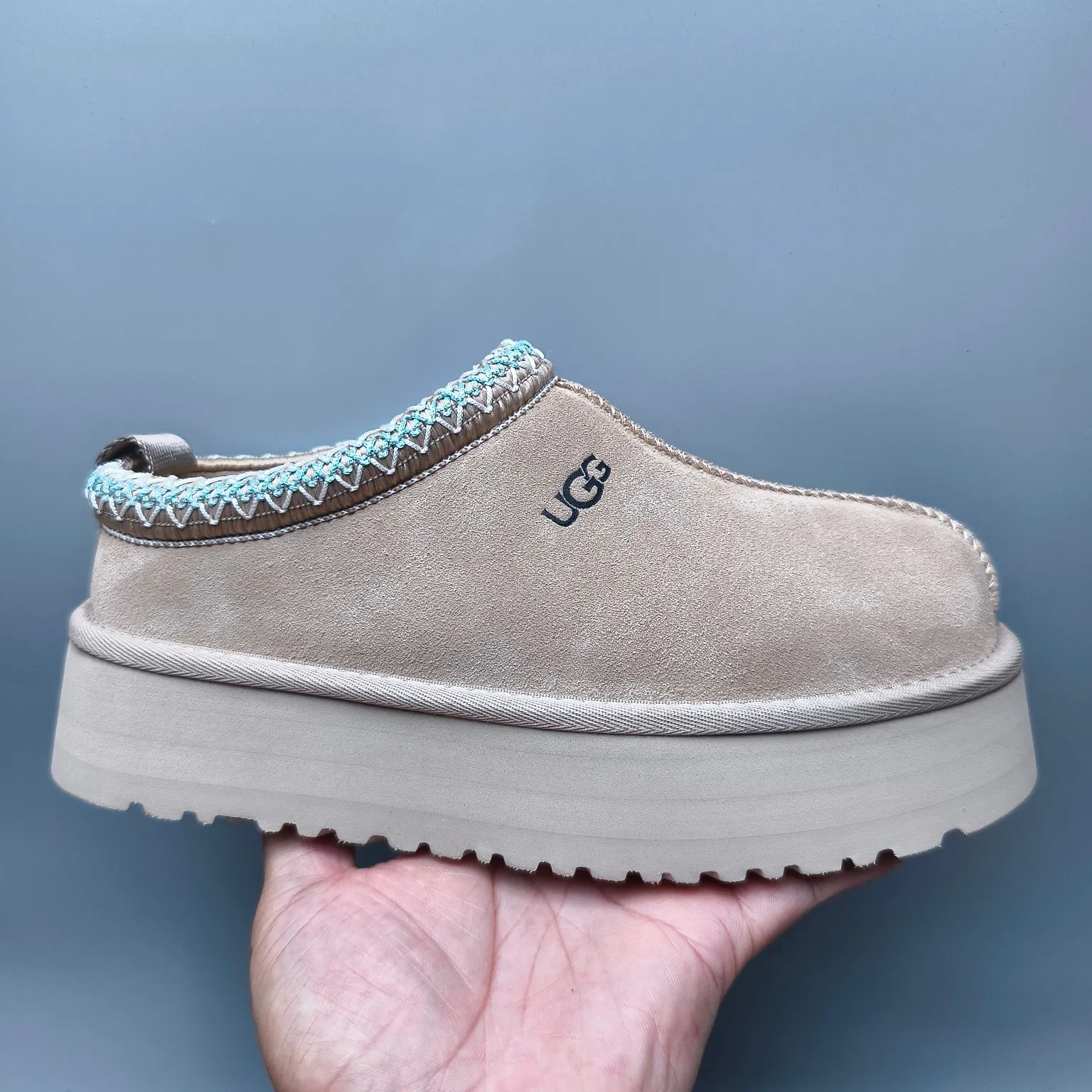 💰440 UGG sheepskin all-in-one snow boots 2553 co-branded national trend style thick-soled one-leg women’s snow boots🐾~ 🍭 A co-branded trendy item launched with well-known designer brands Feng Chen Wang and TELFAR. Zhou Dongyu & Wang Jiaer’s same style Fang Kete boots. The slip-on design makes it easy to put on and take off, and can be used indoors or outdoors. The exotic edging design is eye-catching, and it is definitely worth buying~ 🍭Material: cowhide➕sheep fur Outsole: rubber (light wing technology) 🍭Color: black, maroon, sand, dark green, light gray, chocolate, beige, walnut, brown, dark gray, red 🍭Number of codes: 35-42